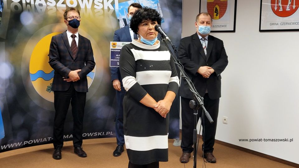 Na zdjęciu: uczestnicy konferencji prasowej, dotyczącej pozyskanych pieniędzy przez Powiat Tomaszowski na program „Opieka wytchnieniowa”, która odbyła się w czwartek, 13 stycznia 2022 roku w Sali konferencyjnej Starostwa Powiatowego w Tomaszowie Mazowieckim