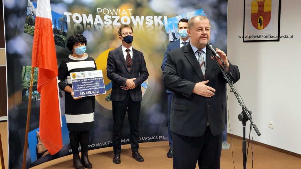 Na zdjęciu: uczestnicy konferencji prasowej, dotyczącej pozyskanych pieniędzy przez Powiat Tomaszowski na program „Opieka wytchnieniowa”, która odbyła się w czwartek, 13 stycznia 2022 roku w Sali konferencyjnej Starostwa Powiatowego w Tomaszowie Mazowieckim