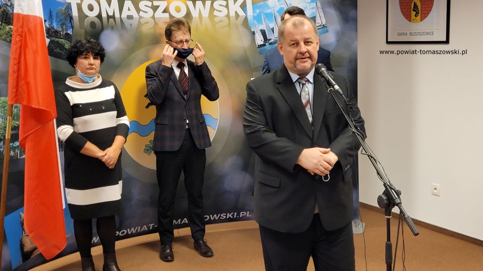 Na zdjęciu: uczestnicy konferencji prasowej, dotyczącej pozyskanych pieniędzy przez Powiat Tomaszowski na program „Opieka wytchnieniowa”, która odbyła się w czwartek, 13 stycznia 2022 roku w Sali konferencyjnej Starostwa Powiatowego w Tomaszowie Mazowieckim