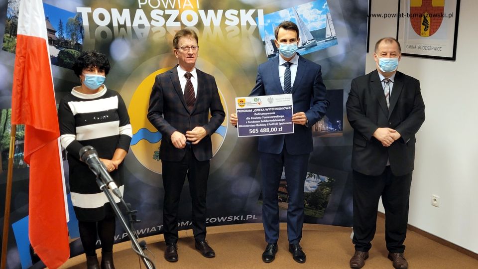 Na zdjęciu: uczestnicy konferencji prasowej, dotyczącej pozyskanych pieniędzy przez Powiat Tomaszowski na program „Opieka wytchnieniowa”, która odbyła się w czwartek, 13 stycznia 2022 roku w Sali konferencyjnej Starostwa Powiatowego w Tomaszowie Mazowieckim