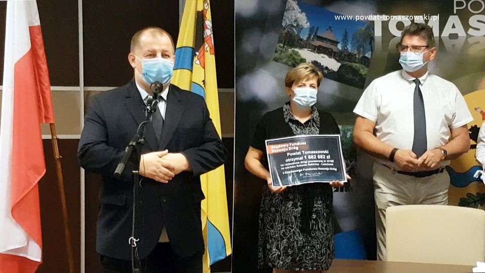 Na zdjęciu: Mariusz Węgrzynowski – Starosta Powiatu Tomaszowskiego, Elżbieta Łojszczyk – członek Zarządu Powiatu Tomaszowskiego, Leszek Ogórek – Wicestarosta Powiatu, podczas konferencji prasowej na której została podpisana umowa na realizację rozbudowy drogi Kolonia Rokiciny – Łaznówek z Przemysławem Klonowskim – właścicielem Firmy Przedsiębiorstwo Robót Drogowo-Mostowych Sp. z o.o. w Piotrkowie Trybunalskim, wykonawcą prac