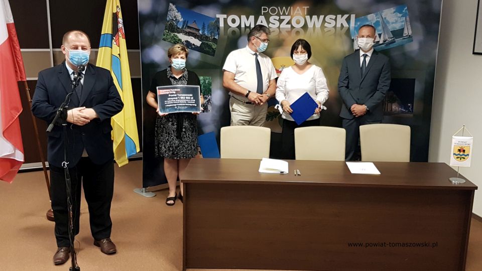 Na zdjęciu: Mariusz Węgrzynowski – Starosta Powiatu Tomaszowskiego, Leszek Ogórek – Wicestarosta Powiatu, Elżbieta Łojszczyk – członek Zarządu Powiatu Tomaszowskiego, Elżbieta Rudzka – dyrektor Zarządu Dróg Powiatowych i Przemysław Klonowski – właściciel Przedsiębiorstwa Robót Drogowo-Mostowych Sp. z o.o. w Piotrkowie Trybunalskim, która to Firma będzie wykonawcą prac w gminie Rokiciny, podczas konferencji prasowej na której została podpisana umowa na realizację rozbudowy drogi Kolonia Rokiciny – Łaznówek z Przemysławem Klonowskim – właścicielem FirmF Przedsiębiorstwo Robót Drogowo-Mostowych Sp. z o.o. w Piotrkowie Trybunalskim, wykonawcą prac