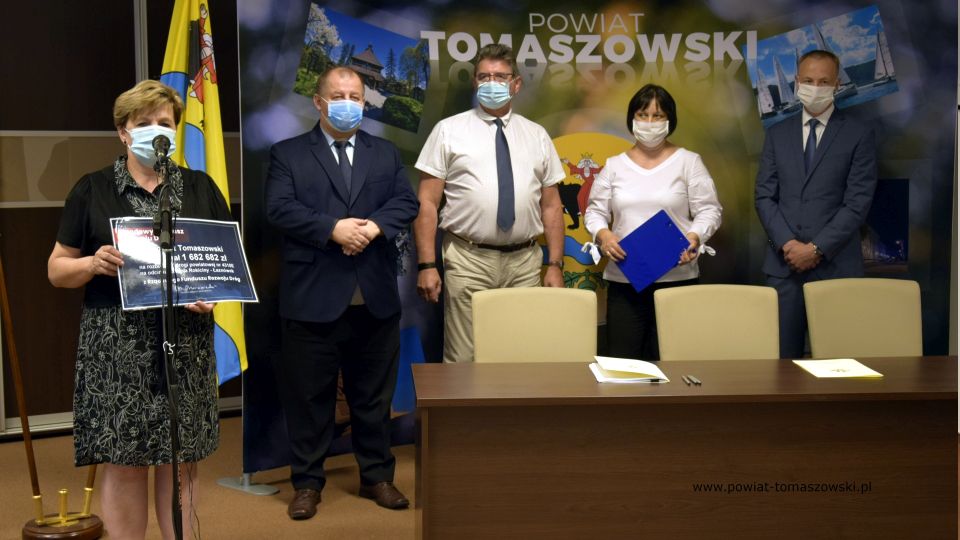 Na zdjęciu: Elżbieta Łojszczyk – członek Zarządu Powiatu Tomaszowskiego, Mariusz Węgrzynowski – Starosta Powiatu Tomaszowskiego, Leszek Ogórek – Wicestarosta Powiatu, Elżbieta Rudzka – dyrektor Zarządu Dróg Powiatowych i Przemysław Klonowski – właściciel Przedsiębiorstwa Robót Drogowo-Mostowych Sp. z o.o. w Piotrkowie Trybunalskim, która to Firma będzie wykonawcą prac w gminie Rokiciny, podczas konferencji prasowej na której została podpisana umowa na realizację rozbudowy drogi Kolonia Rokiciny – Łaznówek z Przemysławem Klonowskim – właścicielem FirmF Przedsiębiorstwo Robót Drogowo-Mostowych Sp. z o.o. w Piotrkowie Trybunalskim, wykonawcą prac