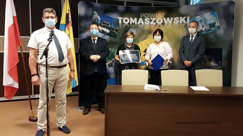 Na zdjęciu: Leszek Ogórek – Wicestarosta Powiatu, Mariusz Węgrzynowski – Starosta Powiatu Tomaszowskiego, Elżbieta Łojszczyk – członek Zarządu Powiatu Tomaszowskiego, Elżbieta Rudzka – dyrektor Zarząu Dróg Powiatowych i Przemysław Klonowski – właściciel Przedsiębiorstwa Robót Drogowo-Mostowych Sp. z o.o. w Piotrkowie Trybunalskim, która to Firma będzie wykonawcą prac w gminie Rokiciny, podczas konferencji prasowej na której została podpisana umowa na realizację rozbudowy drogi Kolonia Rokiciny – Łaznówek z Przemysławem Klonowskim – właścicielem FirmF Przedsiębiorstwo Robót Drogowo-Mostowych Sp. z o.o. w Piotrkowie Trybunalskim, wykonawcą prac