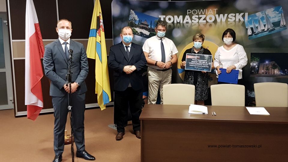 Na zdjęciu: Przemysław Klonowski – właściciel Przedsiębiorstwa Robót Drogowo-Mostowych Sp. z o.o. w Piotrkowie Trybunalskim, która to Firma będzie wykonawcą prac w gminie Rokiciny, Mariusz Węgrzynowski – Starosta Powiatu Tomaszowskiego, Leszek Ogórek – Wicestarosta Powiatu, Elżbieta Łojszczyk – członek Zarządu Powiatu Tomaszowskiego, Elżbieta Rudzka – dyrektor Zarządu Dróg Powiatowych, podczas konferencji prasowej na której została podpisana umowa na realizację rozbudowy drogi Kolonia Rokiciny – Łaznówek z Przemysławem Klonowskim – właścicielem FirmF Przedsiębiorstwo Robót Drogowo-Mostowych Sp. z o.o. w Piotrkowie Trybunalskim, wykonawcą prac