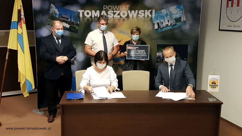 Na zdjęciu: od lewej stoją: Mariusz Węgrzynowski – Starosta Powiatu Tomaszowskiego, Elżbieta Łojszczyk – członek Zarządu Powiatu Tomaszowskiego, Leszek Ogórek – Wicestarosta Powiatu, siedzą: Elżbieta Rudzka – dyrektor Zarządu Dróg Powiatowych i Przemysław Klonowski – właściciel Przedsiębiorstwa Robót Drogowo-Mostowych Sp. z o.o. w Piotrkowie Trybunalskim, która to Firma będzie wykonawcą prac w gminie Rokiciny, podczas konferencji prasowej na której została podpisana umowa na realizację rozbudowy drogi Kolonia Rokiciny – Łaznówek z Przemysławem Klonowskim – właścicielem Firmy Przedsiębiorstwo Robót Drogowo-Mostowych Sp. z o.o. w Piotrkowie Trybunalskim, wykonawcą prac