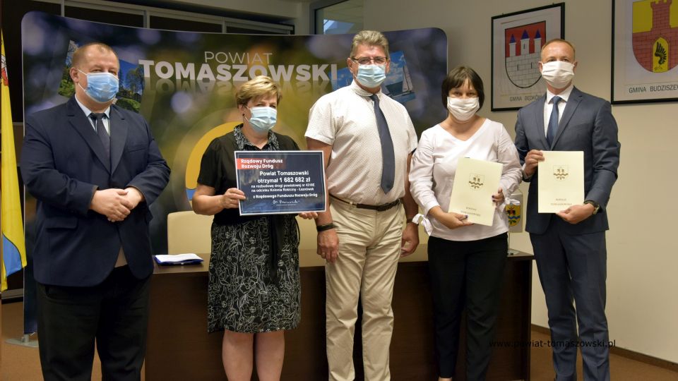 Na zdjęciu: Mariusz Węgrzynowski – Starosta Powiatu Tomaszowskiego, Elżbieta Łojszczyk – członek Zarządu Powiatu Tomaszowskiego, Leszek Ogórek – Wicestarosta Powiatu, Elżbieta Rudzka – dyrektor Zarządu Dróg Powiatowych i Przemysław Klonowski – właściciel Przedsiębiorstwa Robót Drogowo-Mostowych Sp. z o.o. w Piotrkowie Trybunalskim, która to Firma będzie wykonawcą prac w gminie Rokiciny, podczas konferencji prasowej na której została podpisana umowa na realizację rozbudowy drogi Kolonia Rokiciny – Łaznówek z Przemysławem Klonowskim – właścicielem FirmF Przedsiębiorstwo Robót Drogowo-Mostowych Sp. z o.o. w Piotrkowie Trybunalskim, wykonawcą prac