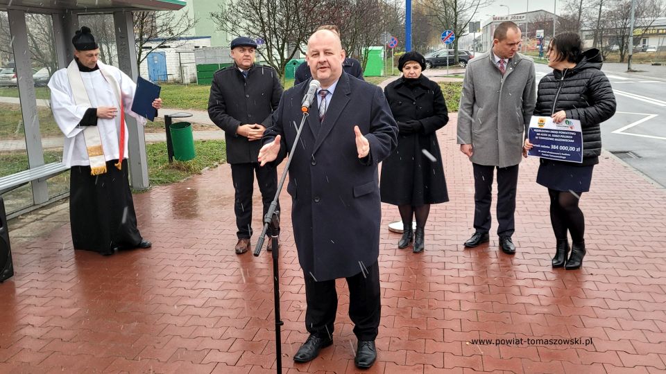 Zdjęcie z uroczystego otwarcia przebudowanej drogi powiatowej ul. Dzieci Polskich w Tomaszowie Mazowieckim, które odbyło się w poniedziałek, 29 listopada 2021 roku