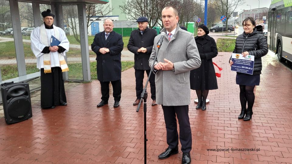 Zdjęcie z uroczystego otwarcia przebudowanej drogi powiatowej ul. Dzieci Polskich w Tomaszowie Mazowieckim, które odbyło się w poniedziałek, 29 listopada 2021 roku 