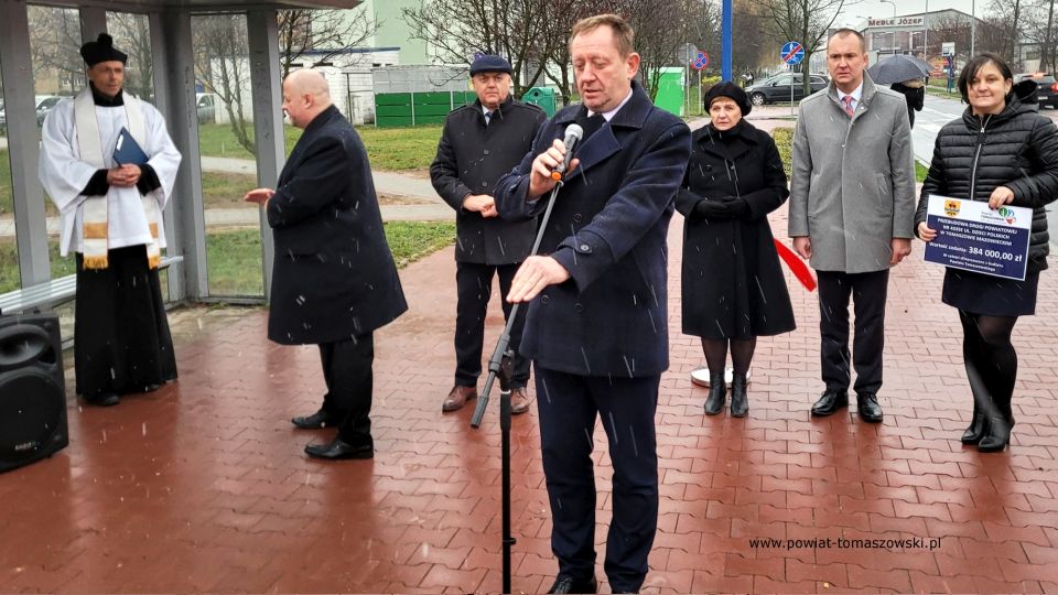 Zdjęcie z uroczystego otwarcia przebudowanej drogi powiatowej ul. Dzieci Polskich w Tomaszowie Mazowieckim, które odbyło się w poniedziałek, 29 listopada 2021 roku