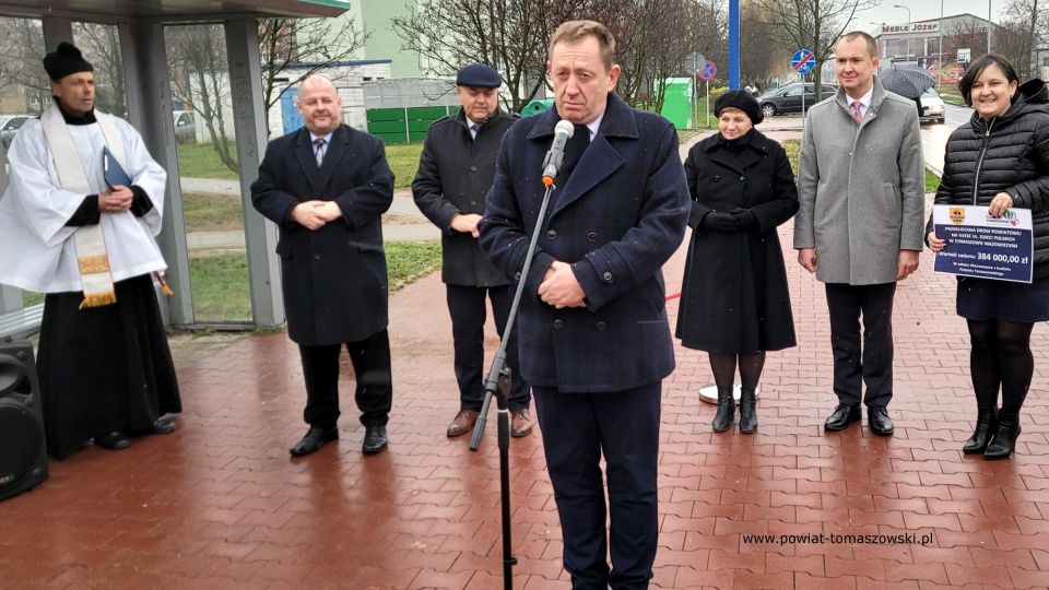 Zdjęcie z uroczystego otwarcia przebudowanej drogi powiatowej ul. Dzieci Polskich w Tomaszowie Mazowieckim, które odbyło się w poniedziałek, 29 listopada 2021 roku