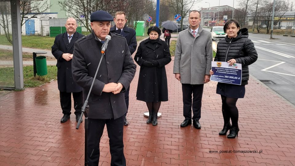 Zdjęcie z uroczystego otwarcia przebudowanej drogi powiatowej ul. Dzieci Polskich w Tomaszowie Mazowieckim, które odbyło się w poniedziałek, 29 listopada 2021 roku