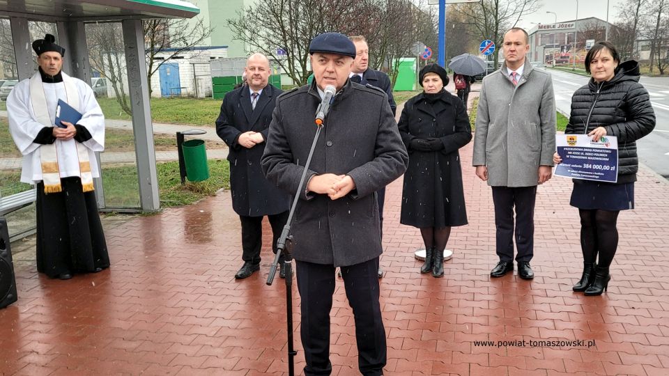 Zdjęcie z uroczystego otwarcia przebudowanej drogi powiatowej ul. Dzieci Polskich w Tomaszowie Mazowieckim, które odbyło się w poniedziałek, 29 listopada 2021 roku