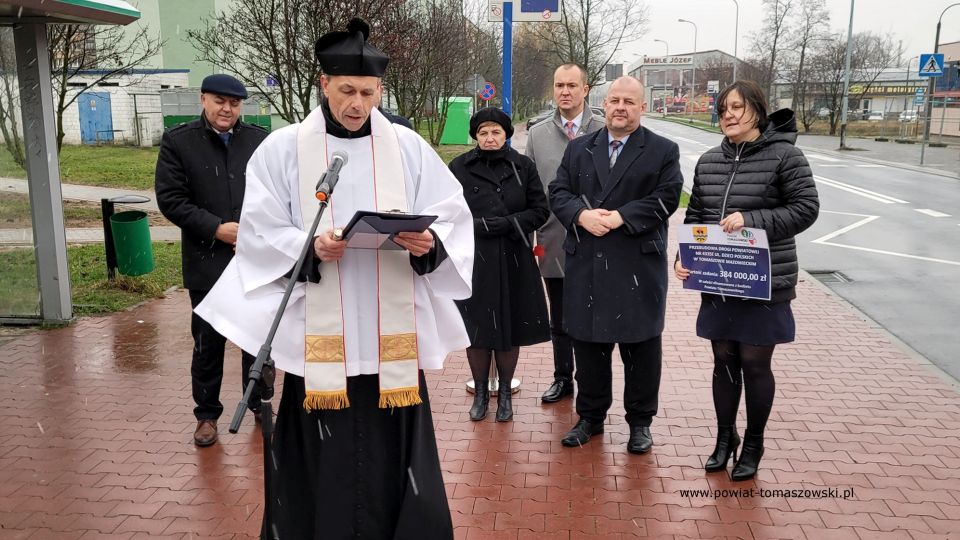 Zdjęcie z uroczystego otwarcia przebudowanej drogi powiatowej ul. Dzieci Polskich w Tomaszowie Mazowieckim, które odbyło się w poniedziałek, 29 listopada 2021 roku