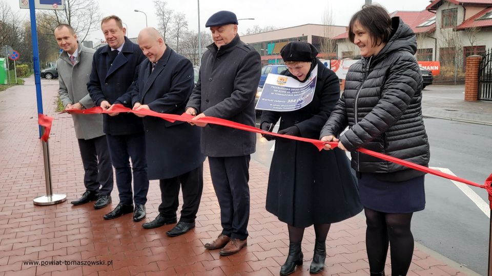 Zdjęcie z uroczystego otwarcia przebudowanej drogi powiatowej ul. Dzieci Polskich w Tomaszowie Mazowieckim, które odbyło się w poniedziałek, 29 listopada 2021 roku