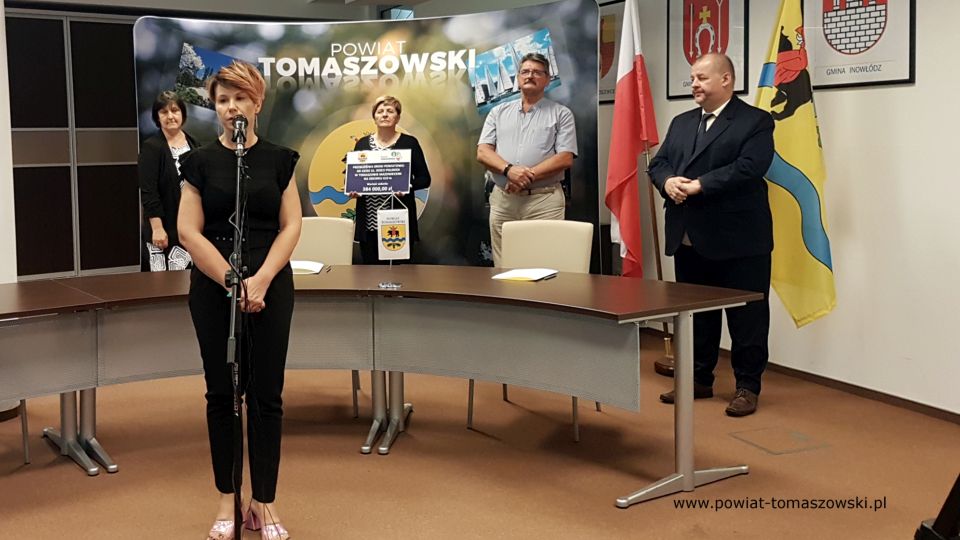 Na zdjęciu: od lewej: Mariusz Węgrzynowski – Starosta Powiatu Tomaszowskiego, Leszek Ogórek – Wicestarosta Powiatu Tomaszowskiego, Elżbieta Łojszczyk – członek Zarządu Powiatu Tomaszowskiego, Honorata Tchórz – właściciel Firmy „Binstal”, Elżbieta Rudzka – dyrektor Zarządu Dróg Powiatowych, podczas podpisania umowy na realizację zadania pod nazwą „Przebudowa drogi powiatowej Nr 4335E ul. Dzieci Polskich w Tomaszowie Mazowieckim na odcinku 610m”, które odbyło się 13 sierpnia 2021 roku w sali konferencyjnej w Starostwie Powiatowym w Tomaszowie Mazowieckim