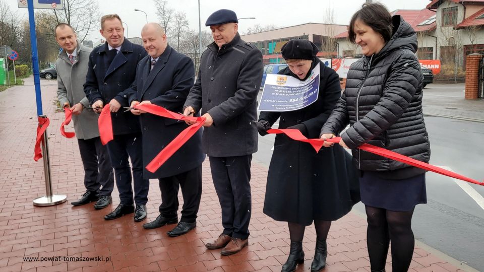 Zdjęcie z uroczystego otwarcia przebudowanej drogi powiatowej ul. Dzieci Polskich w Tomaszowie Mazowieckim, które odbyło się w poniedziałek, 29 listopada 2021 roku