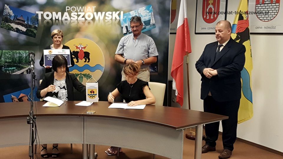 Na zdjęciu: od lewej stoją: Mariusz Węgrzynowski – Starosta Powiatu Tomaszowskiego, Leszek Ogórek – Wicestarosta Powiatu Tomaszowskiego, Elżbieta Łojszczyk – członek Zarządu Powiatu Tomaszowskiego, siedzą – od lewej: Elżbieta Rudzka – dyrektor Zarządu Dróg Powiatowych, Honorata Tchórz – właściciel Firmy „Binstal”, podczas podpisania umowy na realizację zadania pod nazwą „Przebudowa drogi powiatowej Nr 4335E ul. Dzieci Polskich w Tomaszowie Mazowieckim na odcinku 610m”, które odbyło się 13 sierpnia 2021 roku w sali konferencyjnej w Starostwie Powiatowym w Tomaszowie Mazowieckim