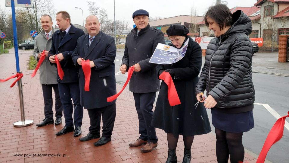Zdjęcie z uroczystego otwarcia przebudowanej drogi powiatowej ul. Dzieci Polskich w Tomaszowie Mazowieckim, które odbyło się w poniedziałek, 29 listopada 2021 roku