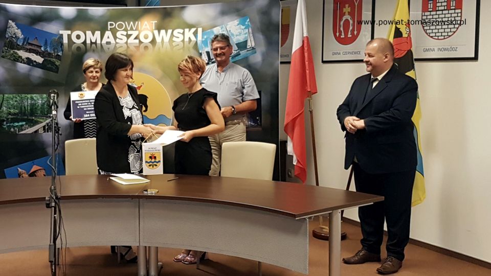 Na zdjęciu: od lewej: Mariusz Węgrzynowski – Starosta Powiatu Tomaszowskiego, Leszek Ogórek – Wicestarosta Powiatu Tomaszowskiego, Honorata Tchórz – właściciel Firmy „Binstal”, Elżbieta Rudzka – dyrektor Zarządu Dróg Powiatowych, Elżbieta Łojszczyk – członek Zarządu Powiatu Tomaszowskiego, podczas podpisania umowy na realizację zadania pod nazwą „Przebudowa drogi powiatowej Nr 4335E ul. Dzieci Polskich w Tomaszowie Mazowieckim na odcinku 610m”, które odbyło się 13 sierpnia 2021 roku w sali konferencyjnej w Starostwie Powiatowym w Tomaszowie Mazowieckim