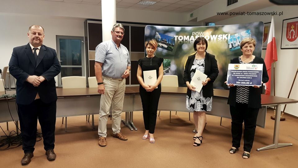 Na zdjęciu: od prawej: Mariusz Węgrzynowski – Starosta Powiatu Tomaszowskiego, Leszek Ogórek – Wicestarosta Powiatu Tomaszowskiego, Honorata Tchórz – właściciel Firmy „Binstal”, Elżbieta Rudzka – dyrektor Zarządu Dróg Powiatowych, Elżbieta Łojszczyk – członek Zarządu Powiatu Tomaszowskiego, podczas podpisania umowy na realizację zadania pod nazwą „Przebudowa drogi powiatowej Nr 4335E ul. Dzieci Polskich w Tomaszowie Mazowieckim na odcinku 610m”, które odbyło się 13 sierpnia 2021 roku w sali konferencyjnej w Starostwie Powiatowym w Tomaszowie Mazowieckim