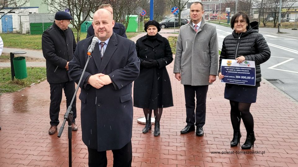 Zdjęcie z uroczystego otwarcia przebudowanej drogi powiatowej ul. Dzieci Polskich w Tomaszowie Mazowieckim, które odbyło się w poniedziałek, 29 listopada 2021 roku