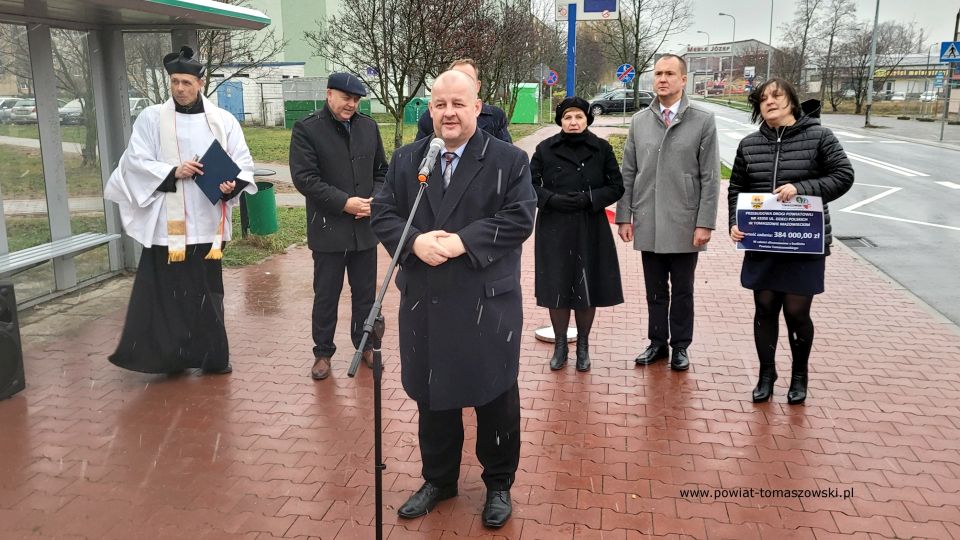 Zdjęcie z uroczystego otwarcia przebudowanej drogi powiatowej ul. Dzieci Polskich w Tomaszowie Mazowieckim, które odbyło się w poniedziałek, 29 listopada 2021 roku