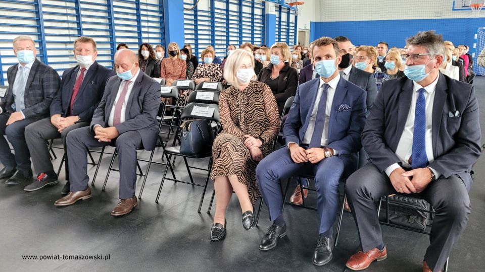 Na zdjęciu: zdjęcie z uroczystości z okazji Powiatowego Dnia Edukacji Narodowej, który odbył się w środę, 19 października 2021 roku, w Zespole Szkół Ponadpodstawowych nr 8 w Tomaszowie Mazowieckim