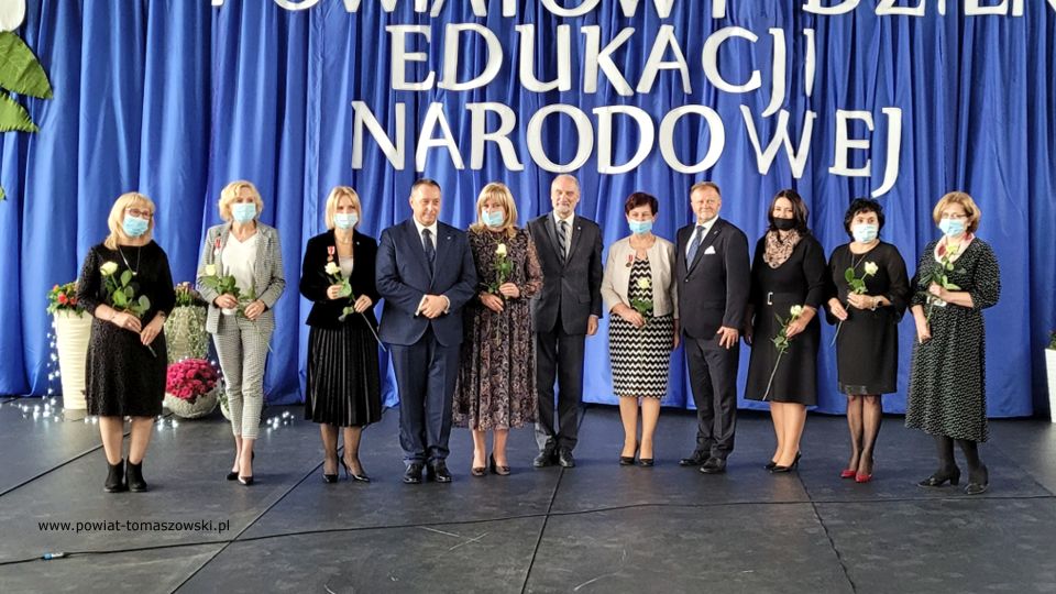 Na zdjęciu: zdjęcie z uroczystości z okazji Powiatowego Dnia Edukacji Narodowej, który odbył się w środę, 19 października 2021 roku, w Zespole Szkół Ponadpodstawowych nr 8 w Tomaszowie Mazowieckim