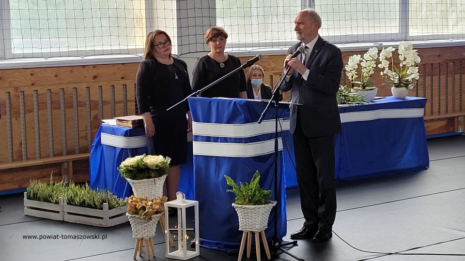 Na zdjęciu: zdjęcie z uroczystości z okazji Powiatowego Dnia Edukacji Narodowej, który odbył się w środę, 19 października 2021 roku, w Zespole Szkół Ponadpodstawowych nr 8 w Tomaszowie Mazowieckim