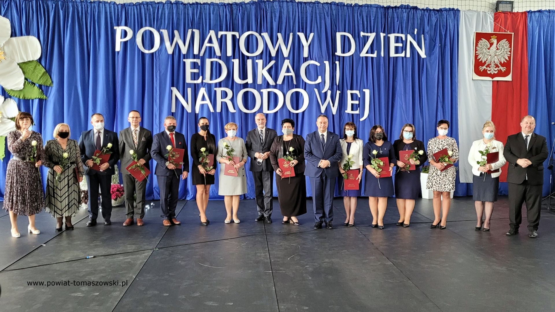 Na zdjęciu: zdjęcie z uroczystości z okazji Powiatowego Dnia Edukacji Narodowej, który odbył się w środę, 19 października 2021 roku, w Zespole Szkół Ponadpodstawowych nr 8 w Tomaszowie Mazowieckim