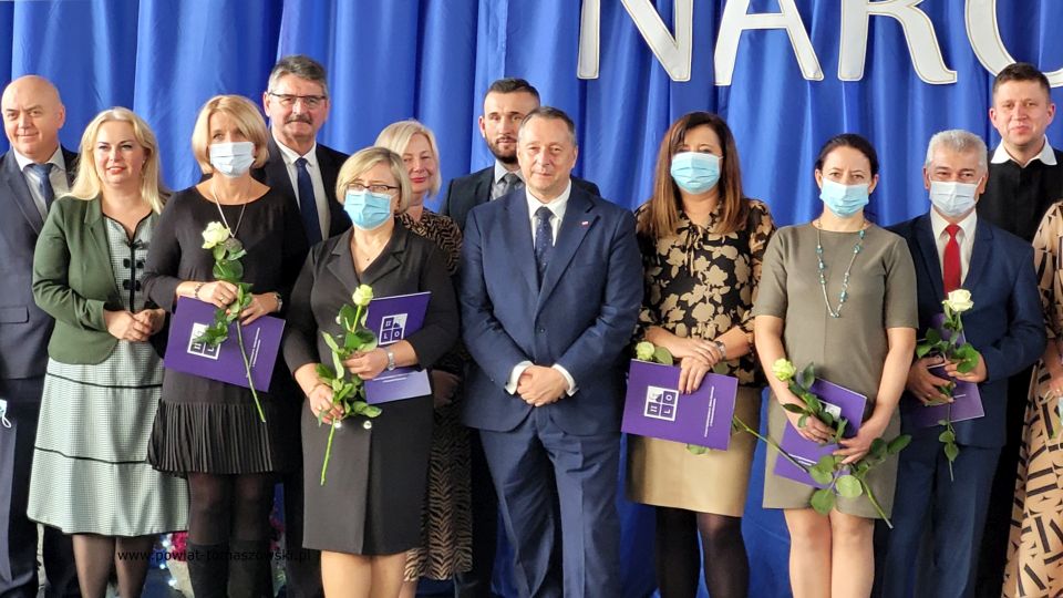 Na zdjęciu: zdjęcie z uroczystości z okazji Powiatowego Dnia Edukacji Narodowej, który odbył się w środę, 19 października 2021 roku, w Zespole Szkół Ponadpodstawowych nr 8 w Tomaszowie Mazowieckim