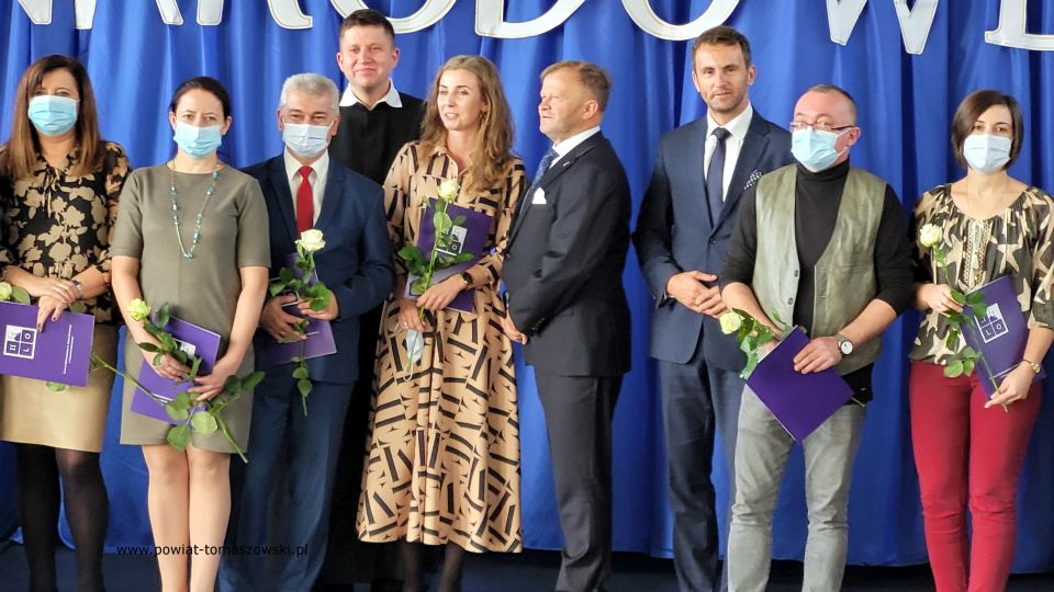 Na zdjęciu: zdjęcie z uroczystości z okazji Powiatowego Dnia Edukacji Narodowej, który odbył się w środę, 19 października 2021 roku, w Zespole Szkół Ponadpodstawowych nr 8 w Tomaszowie Mazowieckim