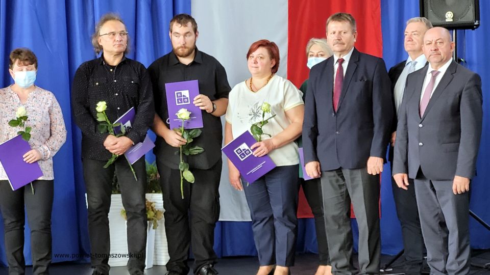Na zdjęciu: zdjęcie z uroczystości z okazji Powiatowego Dnia Edukacji Narodowej, który odbył się w środę, 19 października 2021 roku, w Zespole Szkół Ponadpodstawowych nr 8 w Tomaszowie Mazowieckim
