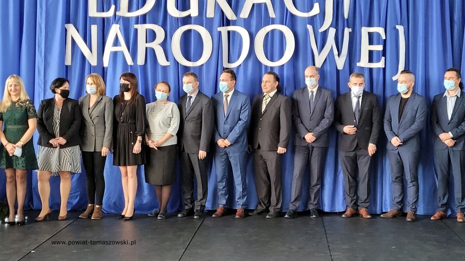 Na zdjęciu: zdjęcie z uroczystości z okazji Powiatowego Dnia Edukacji Narodowej, który odbył się w środę, 19 października 2021 roku, w Zespole Szkół Ponadpodstawowych nr 8 w Tomaszowie Mazowieckim