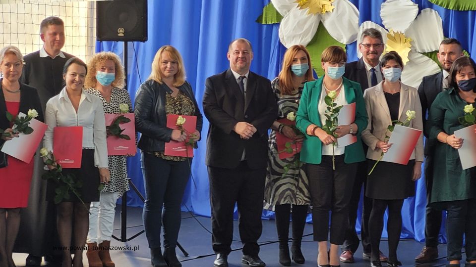 Na zdjęciu: zdjęcie z uroczystości z okazji Powiatowego Dnia Edukacji Narodowej, który odbył się w środę, 19 października 2021 roku, w Zespole Szkół Ponadpodstawowych nr 8 w Tomaszowie Mazowieckim