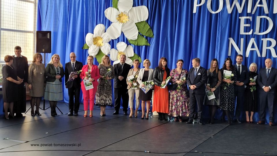 Na zdjęciu: zdjęcie z uroczystości z okazji Powiatowego Dnia Edukacji Narodowej, który odbył się w środę, 19 października 2021 roku, w Zespole Szkół Ponadpodstawowych nr 8 w Tomaszowie Mazowieckim