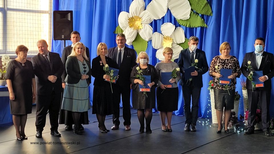 Na zdjęciu: zdjęcie z uroczystości z okazji Powiatowego Dnia Edukacji Narodowej, który odbył się w środę, 19 października 2021 roku, w Zespole Szkół Ponadpodstawowych nr 8 w Tomaszowie Mazowieckim