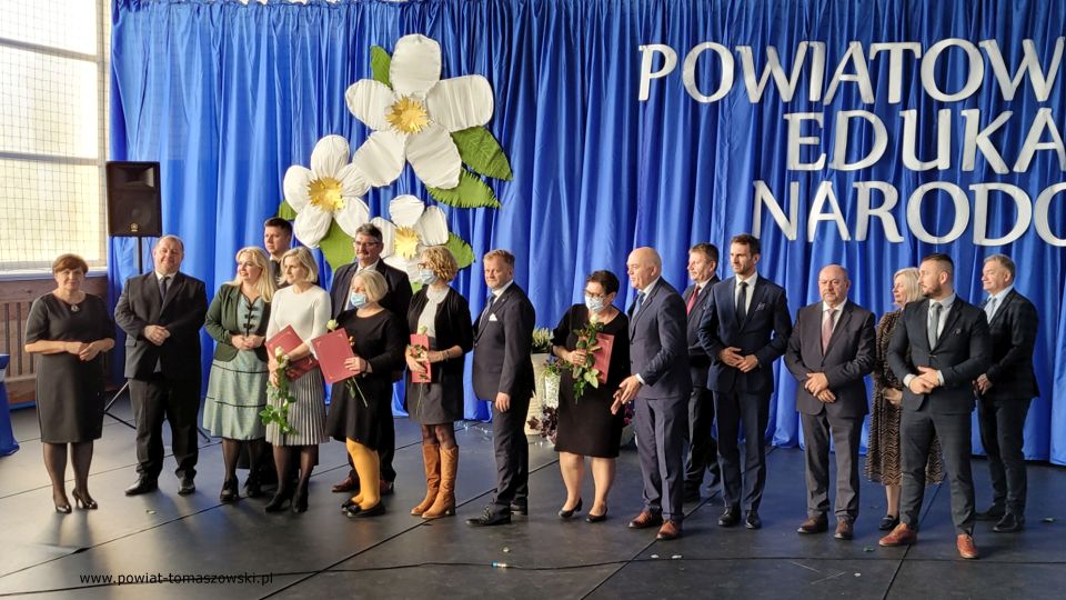 Na zdjęciu: zdjęcie z uroczystości z okazji Powiatowego Dnia Edukacji Narodowej, który odbył się w środę, 19 października 2021 roku, w Zespole Szkół Ponadpodstawowych nr 8 w Tomaszowie Mazowieckim