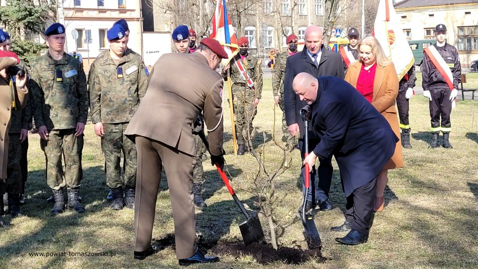 Na zdjęciu: uczestnicy obchodów Narodowego Dnia Pamięci Polaków ratujących Żydów pod okupacją niemiecką, które odbyły się w Tomaszowie Mazowieckim w czwartek, 24 marca 2022 roku Na zdjęciu: uczestnicy obchodów Narodowego Dnia Pamięci Polaków ratujących Żydów pod okupacją niemiecką, które odbyły się w Tomaszowie Mazowieckim w czwartek, 24 marca 2022 roku