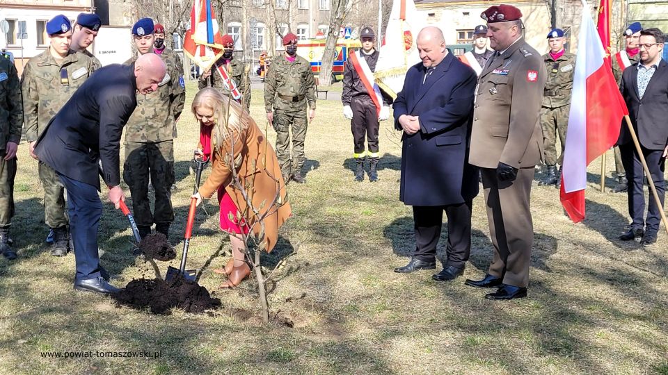 Na zdjęciu: uczestnicy obchodów Narodowego Dnia Pamięci Polaków ratujących Żydów pod okupacją niemiecką, które odbyły się w Tomaszowie Mazowieckim w czwartek, 24 marca 2022 roku Na zdjęciu: uczestnicy obchodów Narodowego Dnia Pamięci Polaków ratujących Żydów pod okupacją niemiecką, które odbyły się w Tomaszowie Mazowieckim w czwartek, 24 marca 2022 roku