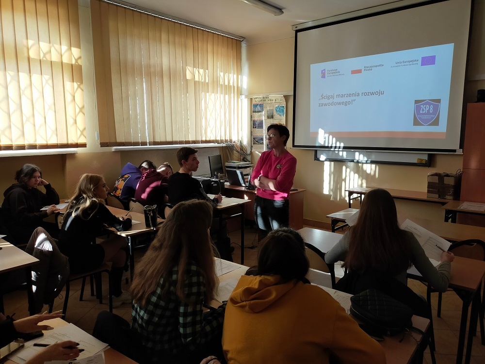 Na zdjęciu: uczestnicy z ZSP nr 8 w Tomaszowie Mazowieckim, III projektu „Ścigaj marzenia rozwoju zawodowego” realizowanego  ze środków Europejskiego Funduszu Społecznego, Programu Operacyjnego Wiedza Edukacja Rozwój w ramach projektu  "Międzynarodowa mobilność edukacyjna uczniów i absolwentów oraz kadry kształcenia zawodowego" , podczas przygotowań do wyjazdu do Hiszpanii