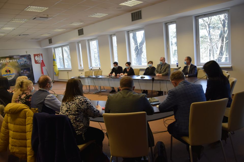 Na zdjęciu: uczestnicy spotkania, które odbyło się w sali konferencyjnej w Starostwie Powiatowym w Tomaszowie Mazowieckim we wtorek, 1 marca 2022 roku, dotyczyło organizacji wsparcia rzeczowego dla uchodźców z Ukrainy