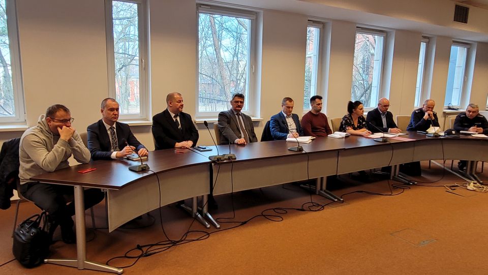 Na zdjęciu: uczestnicy spotkania, które odbyło się w Sali konferencyjnej Starostwa Powiatowego w  Tomaszowie Mazowieckim w środę, 9 marca 2022 roku, w sprawie koordynacji działań związanych z pomocą uchodźcom i ofiarom wojny w Ukrainie