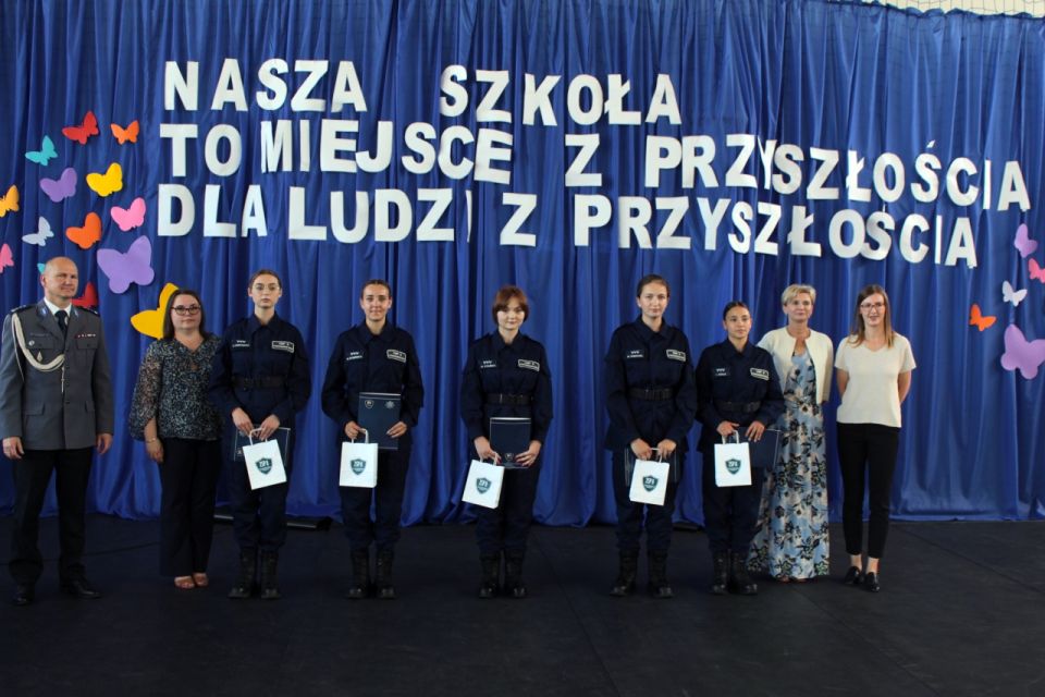 Na zdjęciu: uczniowie ZSP nr 8 w Tomaszowie Mazowieckim, którzy uzyskali stopień starszego kadeta