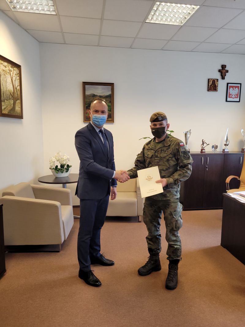 Na zdjęciu: Michał Czechowicz – członek Zarządu Powiatu Tomaszowskiego, płk Marcin Siudziński – zastępca dowódcy 9. Łódzkiej Brygady Wojsk Obrony Terytorialnej im. gen. bryg. Stanisława Sojczyńskiego ps. „Warszyc”, podczas podziękowań za współpracę, zaangażowanie i pomoc okazaną na rzecz mieszkańców powiatu tomaszowskiego w czasie pandemii COVID – 19.