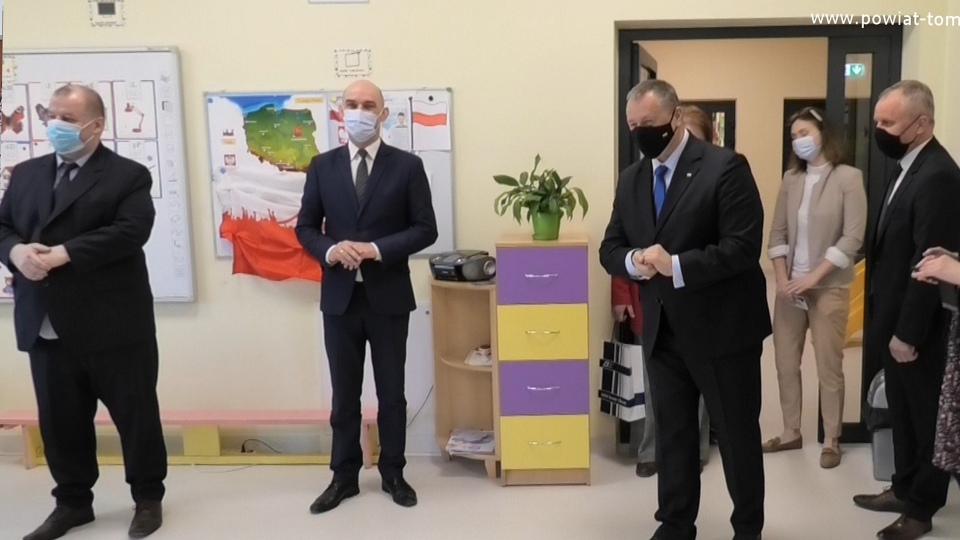 Na zdjęciu: od lewej: Mariusz Węgrzynowski – Starosta Powiatu Tomaszowskiego, Dariusz Misztal – Wójt Gminy Będków, Waldemar Flajszer – Łódzki Kurator Oświaty, Martyna Wojciechowska – radna Rady Powiatu Tomaszowskiego, Marian Holak – Wójt Gminy Budziszewice, na terenie  Szkoły Podstawowej w Budziszewicach, podczas wizyty z Kuratorium Oświaty w Łodzi