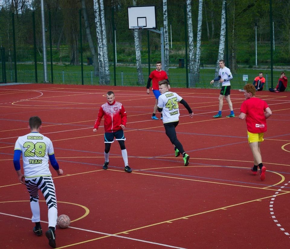 Na zdjęciu: uczestnicy zajęć sportowych organizowanych w Powiatowym Centrum Animacji Społecznej w  Tomaszowie Mazowieckim  