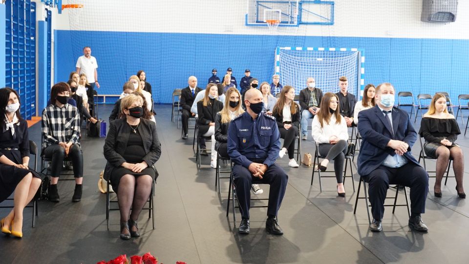 Na zdjęciu: zakończenie roku szkolnego dla uczniów klas trzecich III Liceum Ogólnokształcącego w Tomaszowie Mazowieckim i klas czwartych Technikum przy ZSP nr 8 w Tomaszowie Mazowieckim, przy ulicy Nadrzecznej
