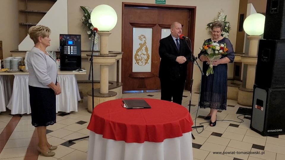 Na zdjęciu: zdjęcie ze spotkania członków Powiatowego Stowarzyszenia Emerytów, Rencistów i Inwalidów w Tomaszowie Mazowieckim, z okazji Światowego Dnia Seniora, które odbyło się w czwartek, 7 października 2021 roku, w Zajeździe Janosik w Zawadzie